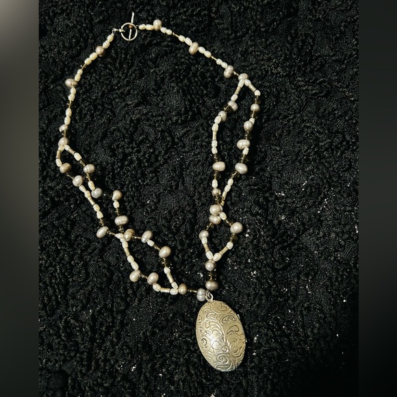 Elegant Pearl and Locket Necklace - Picture 1 of 4